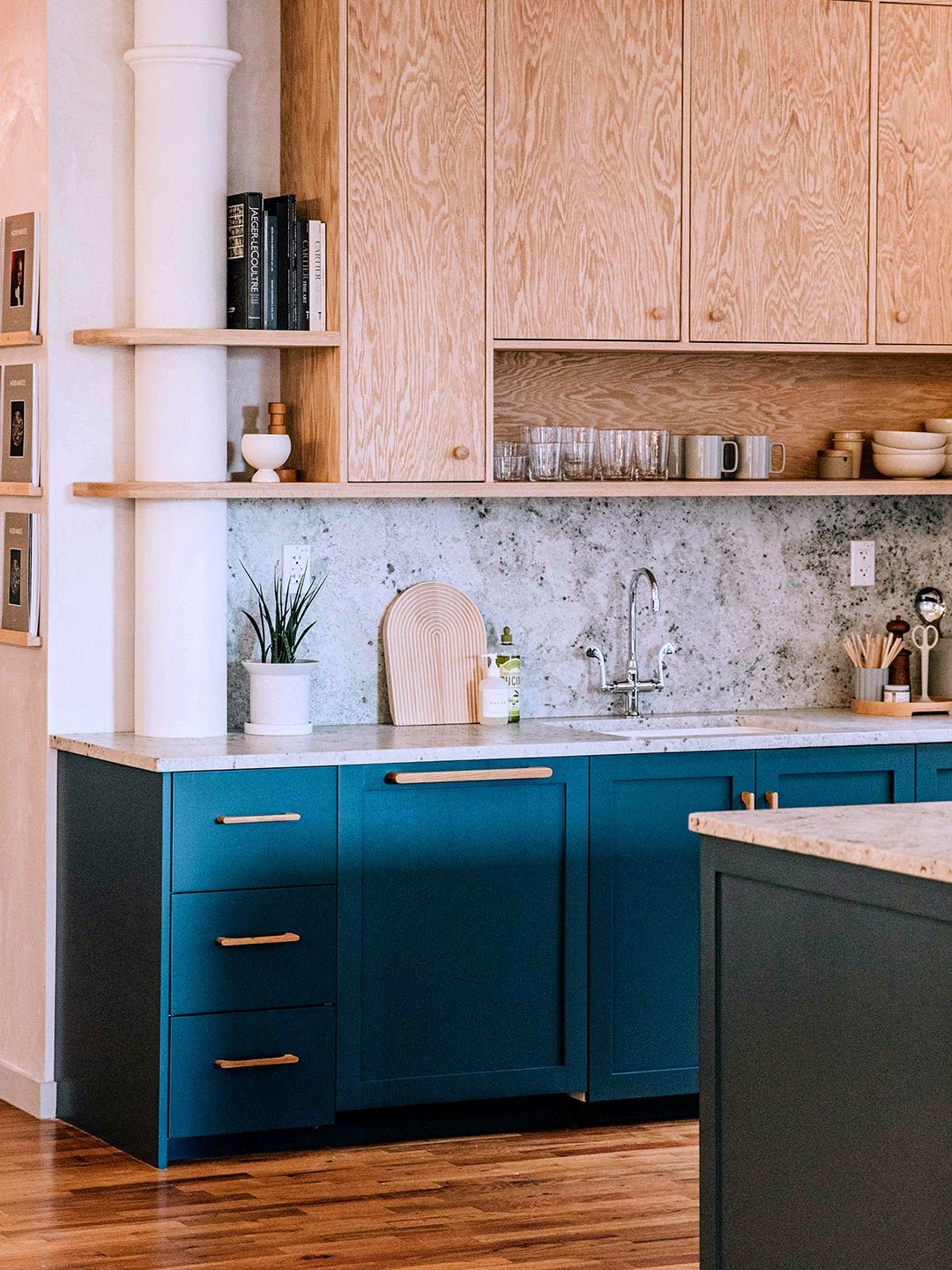 A Pesky Column Became the Star of This Kitchen’s Open Shelving