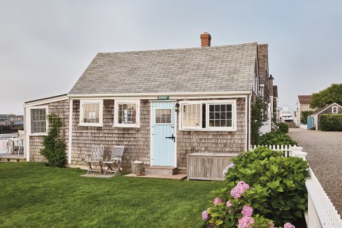 The Picket Fence Around This Tiny Nantucket Cottage Tees Up the Charm Inside