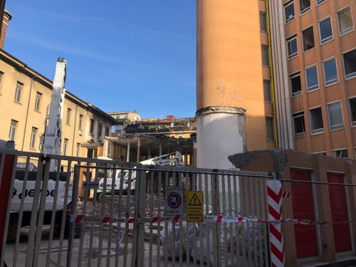 Addio torre di Largo Treves: in demolizione l’edificio di Arrighetti a Brera