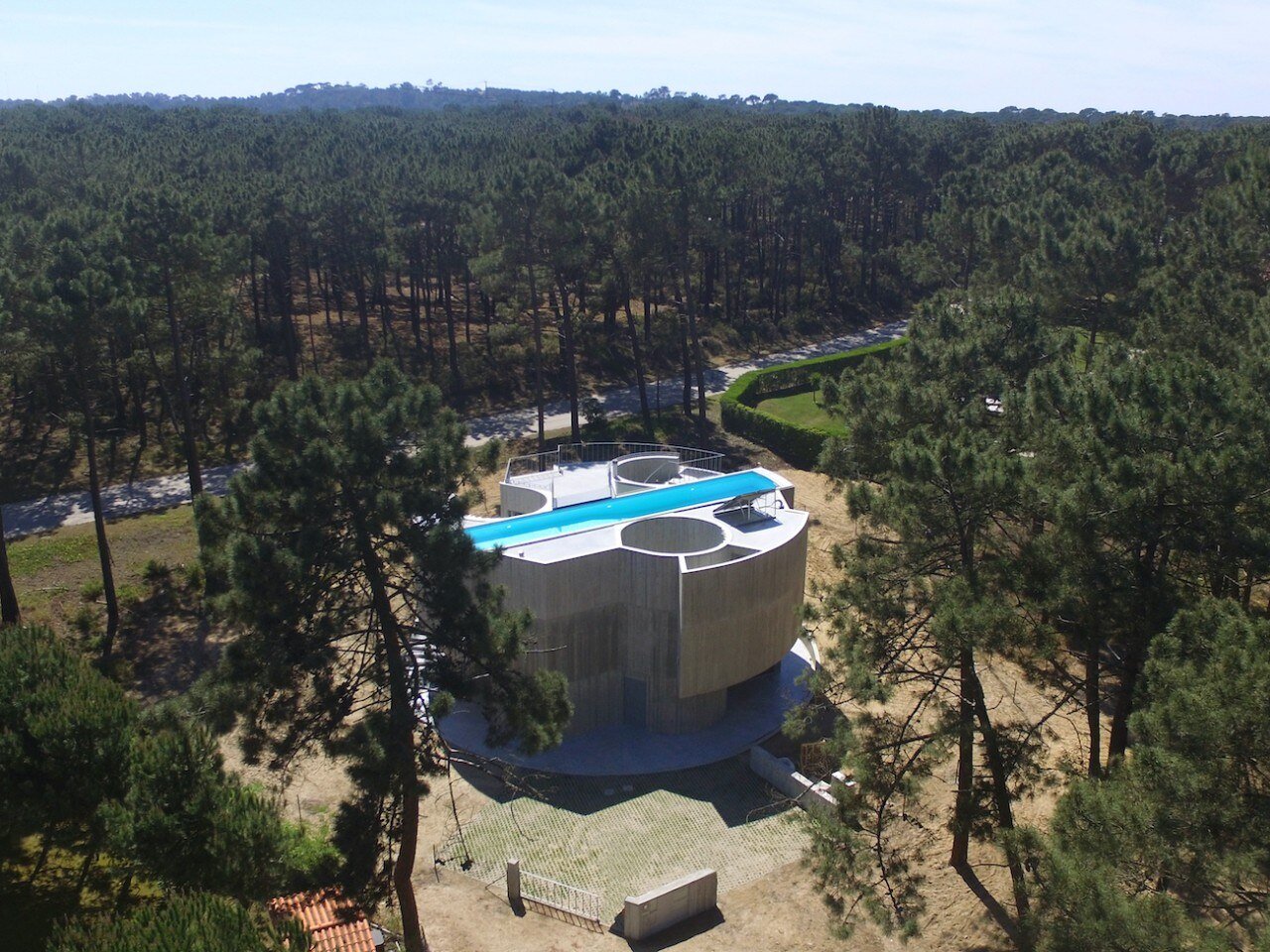 Lisbona, una casa di cemento con piscina sul tetto e vista sul cielo
