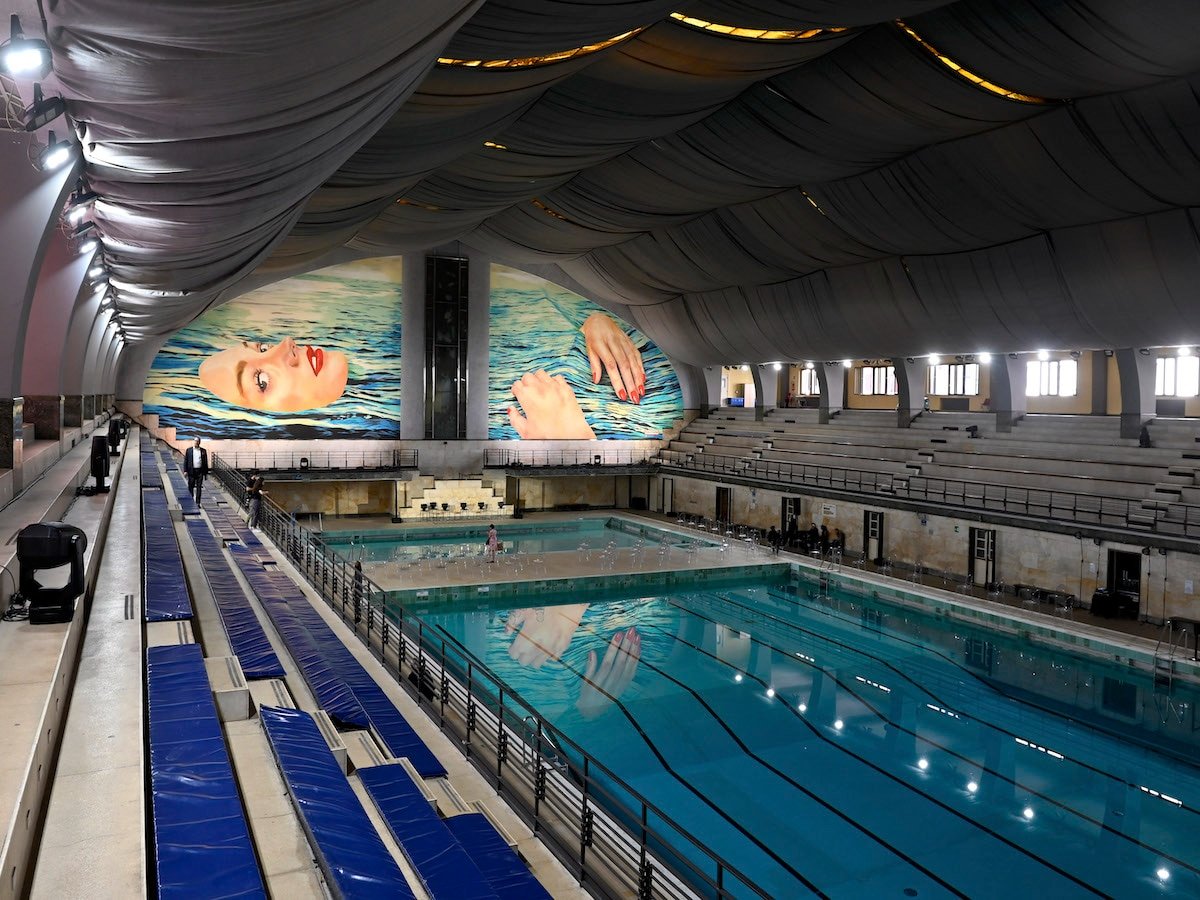 “Be Water” è il gigantesco murales di TOILETPAPER alla piscina Cozzi