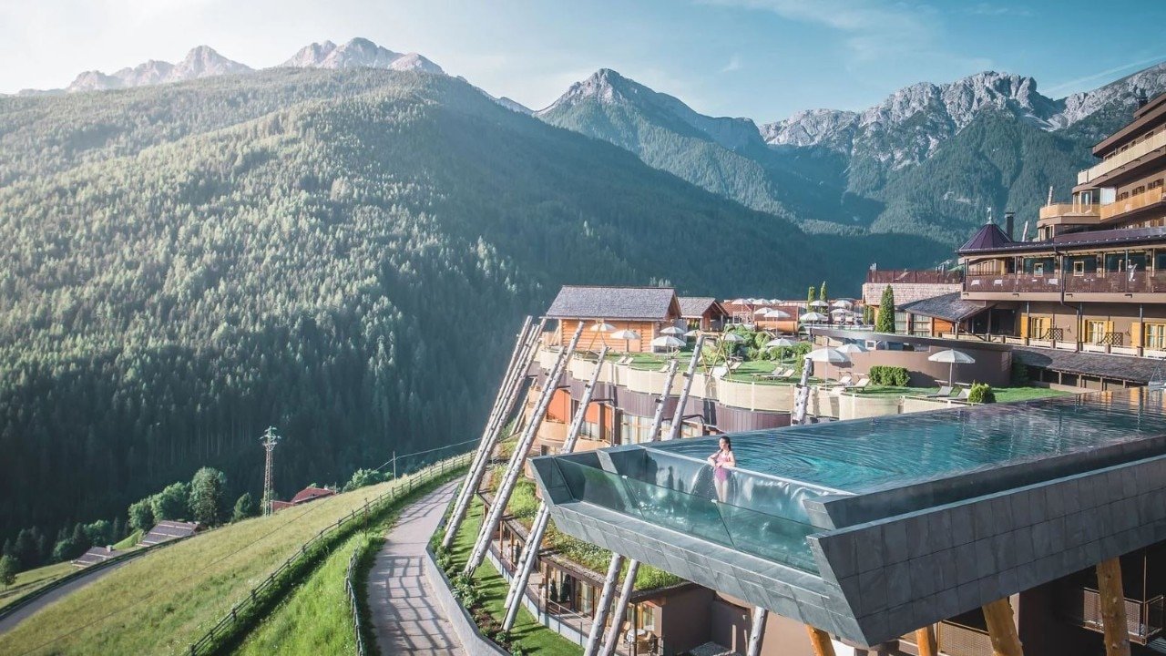Icone dell’architettura estiva: 11 piscine all’aperto in Italia