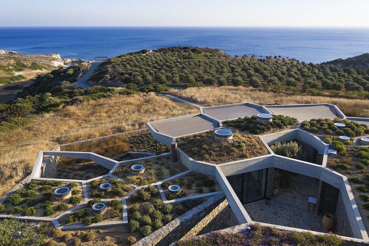 A Milos, DECA Architecture reinterpreta la casa per le vacanze