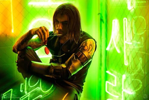 Cyberpunk 2077 Cosplayer Takes on Rockerboy Johnny Silverhand
