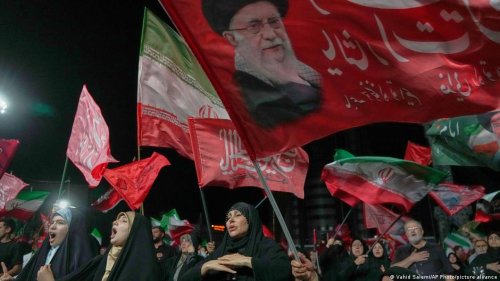 Iran threatens 'full-scale' offensive if US keeps bombing