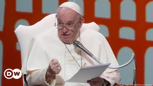 Pope Francis calls for world to abandon fossil fuels