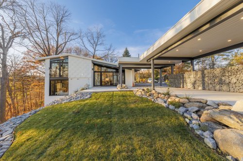 In Toronto, a Vibrant Midcentury With Its Own Putting Green Seeks $1.4M