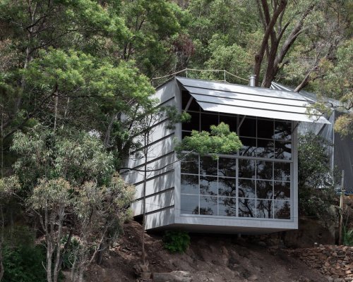 A Massive Glass Front Slides Open at This Off-Grid Cabin in Australia
