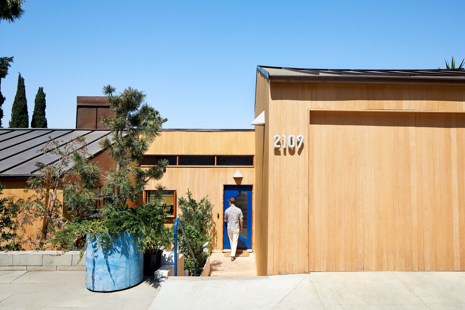 A Los Angeles Musician’s Shed-Roofed Home Gets a Pitch-Perfect Renovation