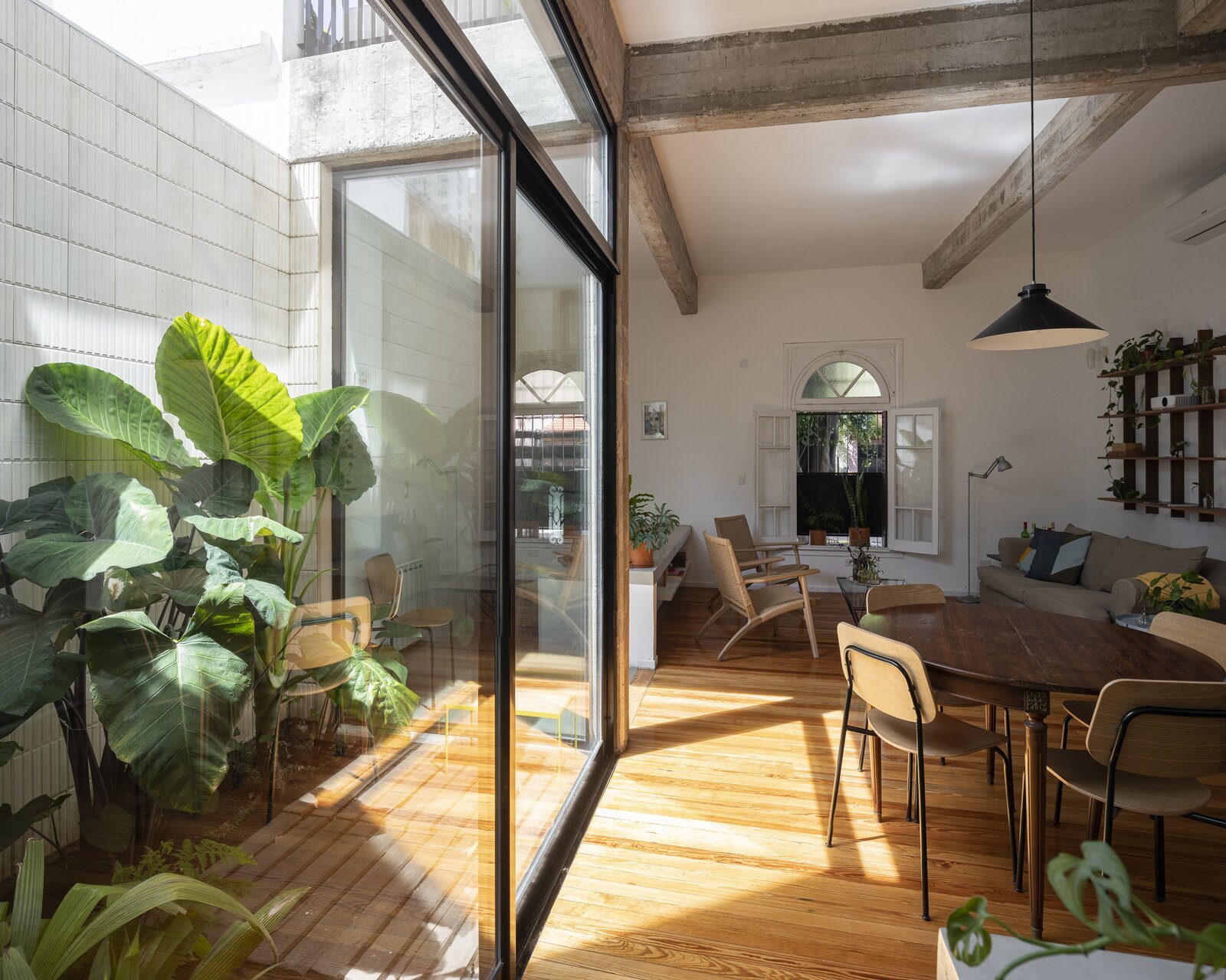 This Lush Buenos Aires Home Cleverly Blurs the Boundaries Between Inside and Out