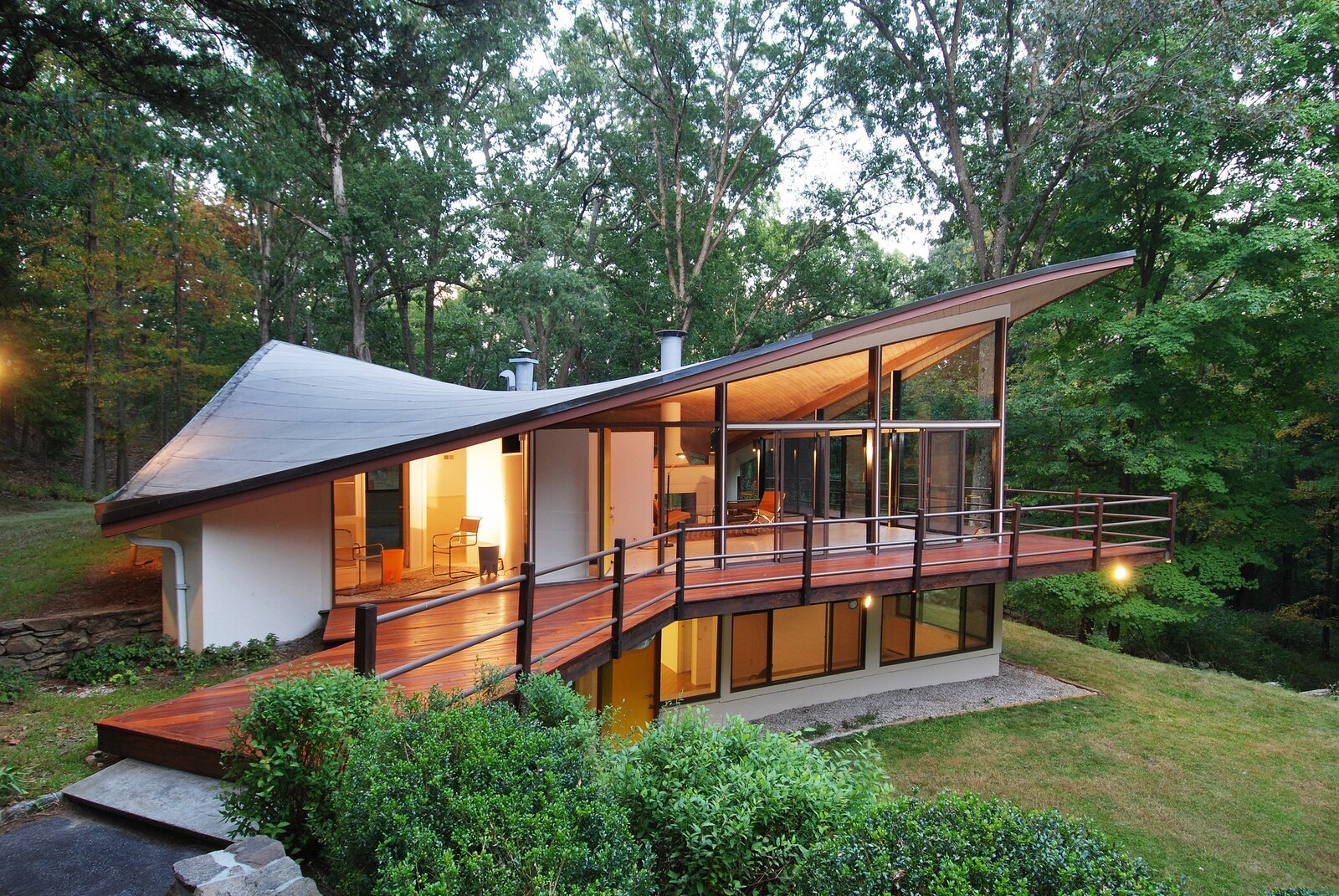 A Midcentury Gem With a Jaw-Dropping Roof Hits the Market in Connecticut