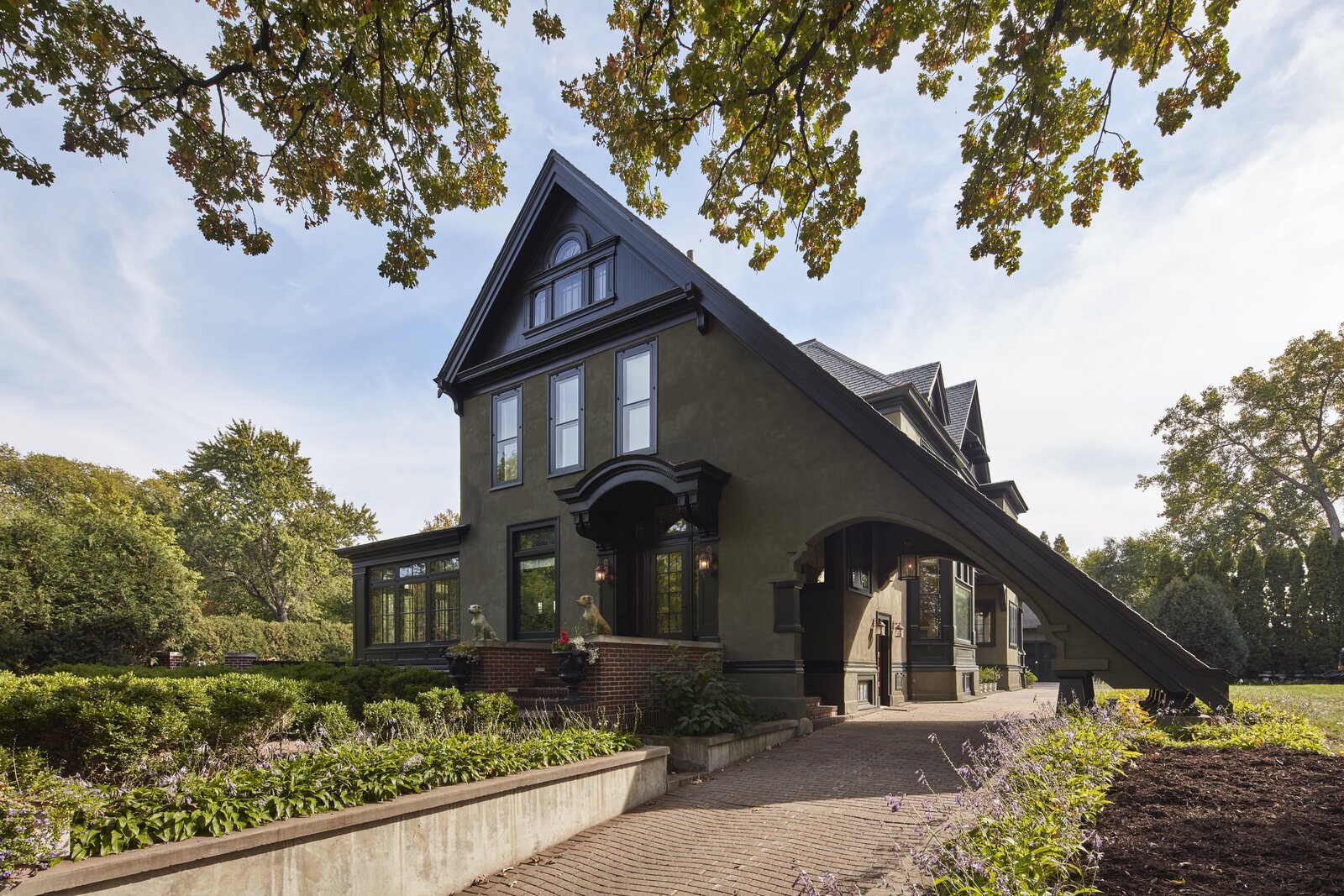 An 1880s Manor With an Eye-Catching Porte Cochere Asks $2.3M in St. Paul, Minnesota