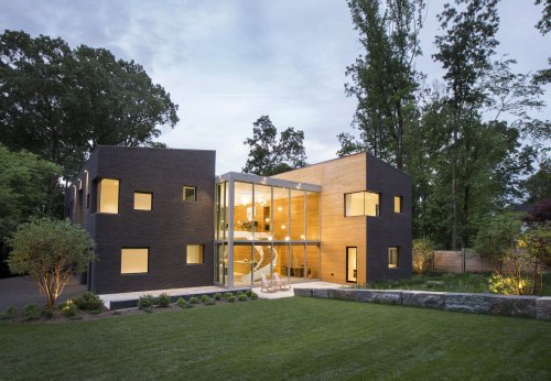 A Central Glass Cube Is the Heart of This New Jersey Lake Home