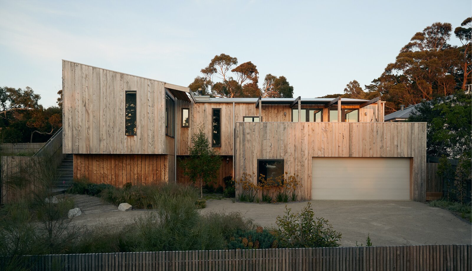 A Coastal Home in Australia Echoes Northern California’s Sea Ranch