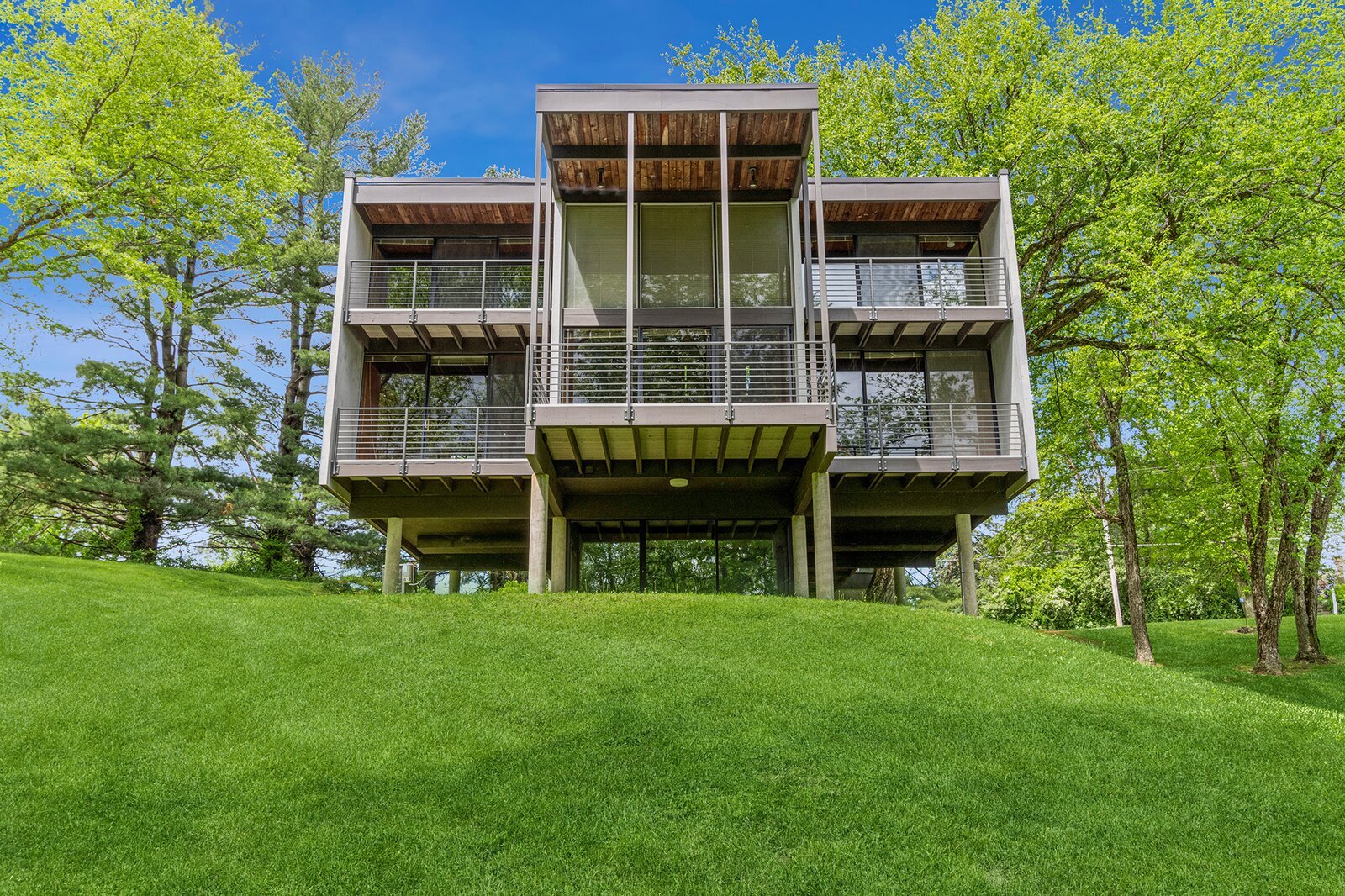 You Can Own an Award-Winning Midcentury Home in the Rolling Hills of Iowa City for $410K