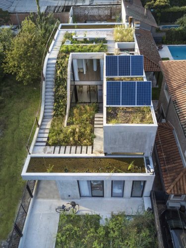 A Gardener's Home in Argentina Boasts Flowing Green Spaces