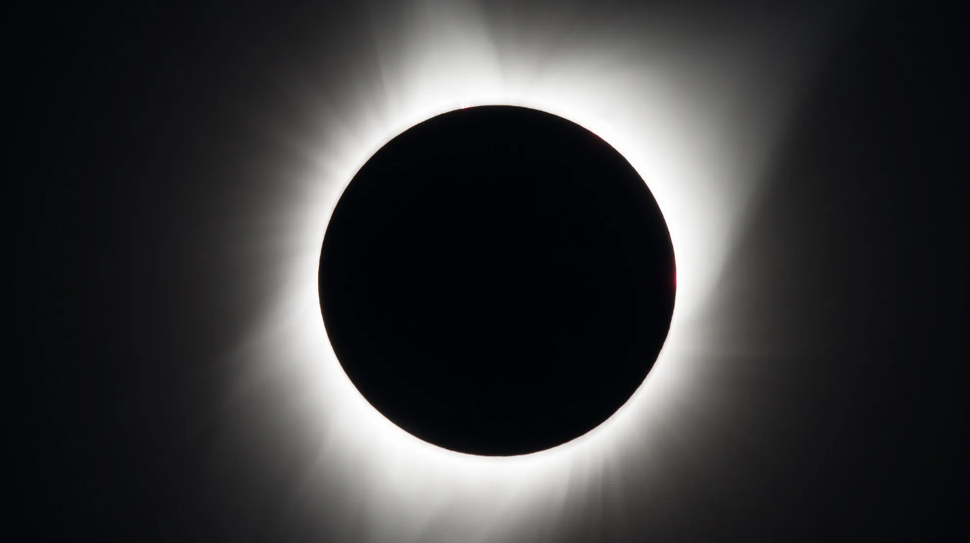 Solar Eclipse: Tips on how to photograph the HUGE event - cover