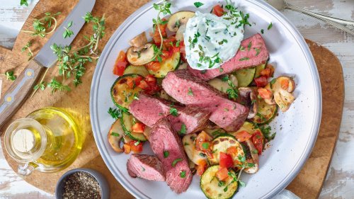 Saftige Steak-Streifen auf mediterranem Gemüse