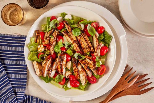 This Chicken Caprese Salad Has 39 Grams of Protein