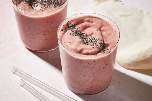 This Creamy Strawberry-Peach Chia Seed Smoothie Is Packed with 10 Grams of Fiber