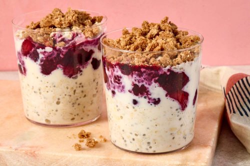 Berry Crumble Overnight Oats Taste Like Dessert for Breakfast
