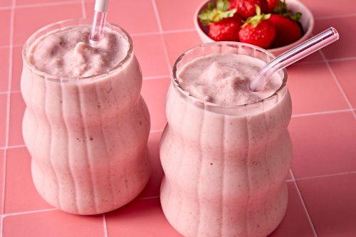 This High-Protein Strawberry Oatmeal Smoothie Is the Best Way to Start Your Morning