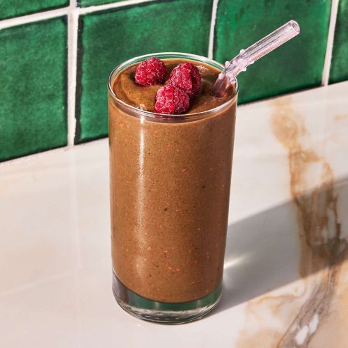 The Anti-Inflammatory Raspberry & Spinach Smoothie You'll Make Again and Again