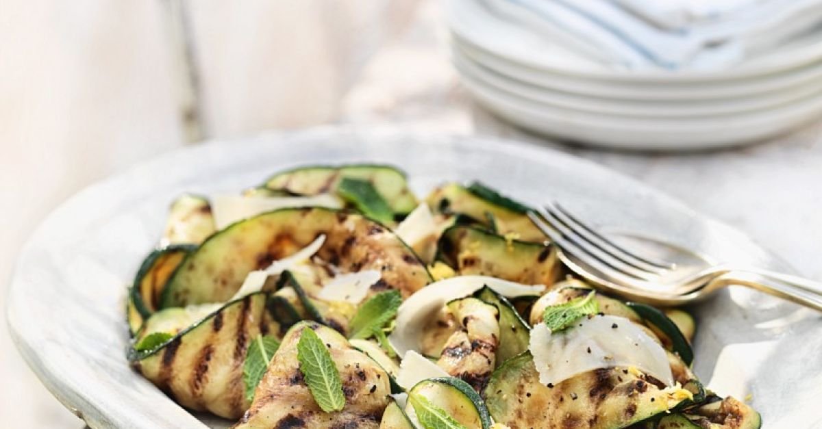 Gegrillter Zucchinisalat mit Minze und Parmesan