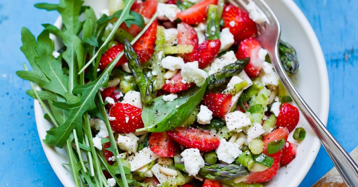 Erdbeer-Spargel-Salat mit Feta und Pinienkernen