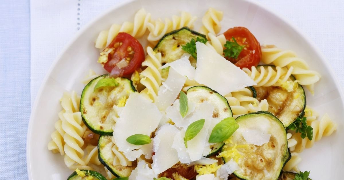 Italienischer Nudelsalat mit Zucchini, Tomaten und Parmesan