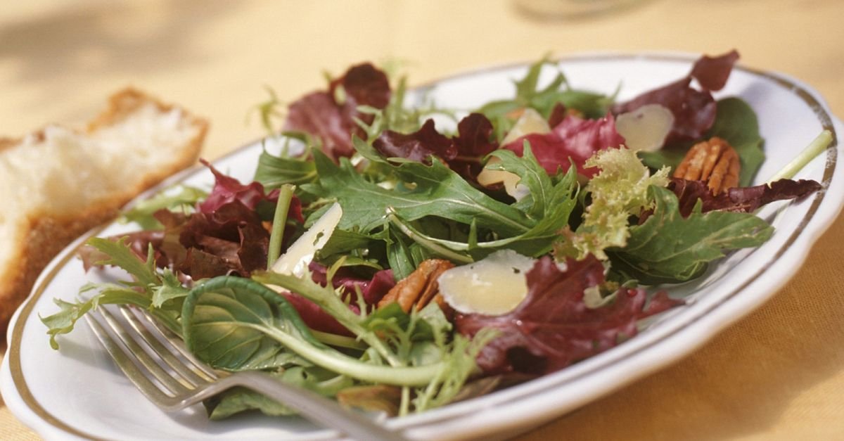 Sommersalat mit Pekannüssen und Parmesan