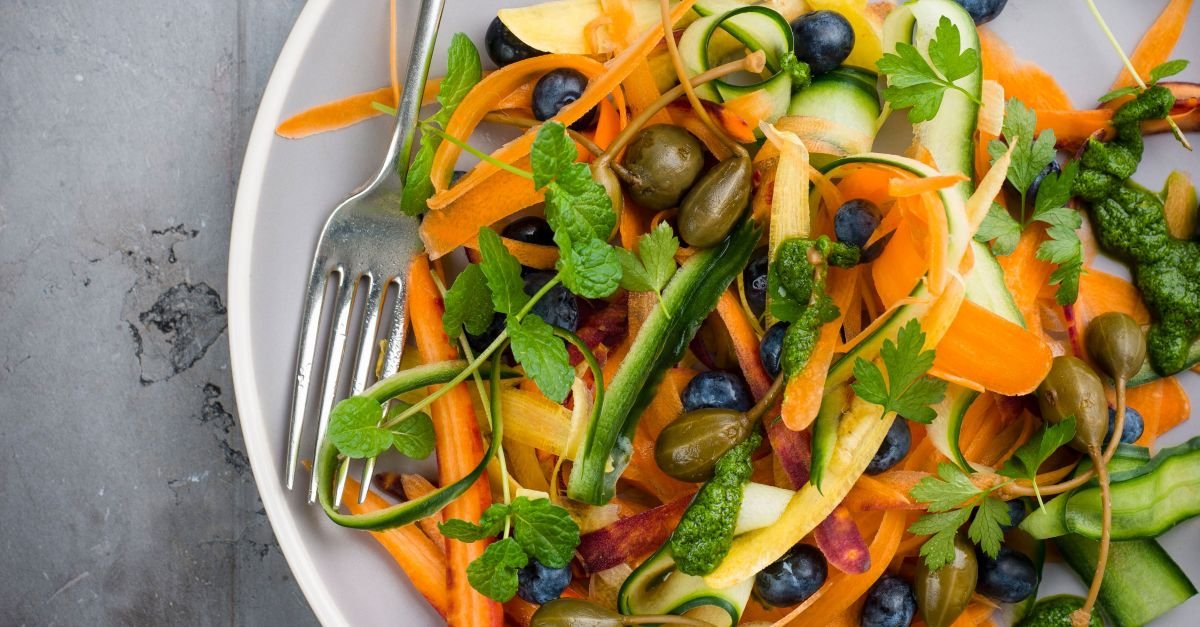 Möhren-Zucchini-Salat mit Blaubeeren