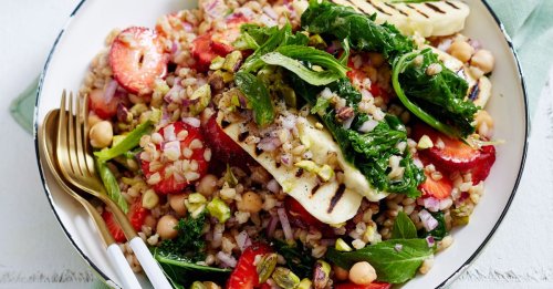 Weizen-Gemüse-Salat mit Halloumi und Erdbeeren