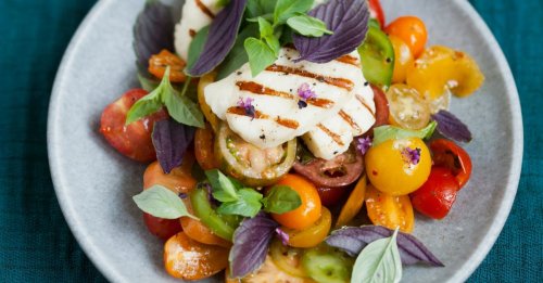 Bunter Tomatensalat mit Halloumi