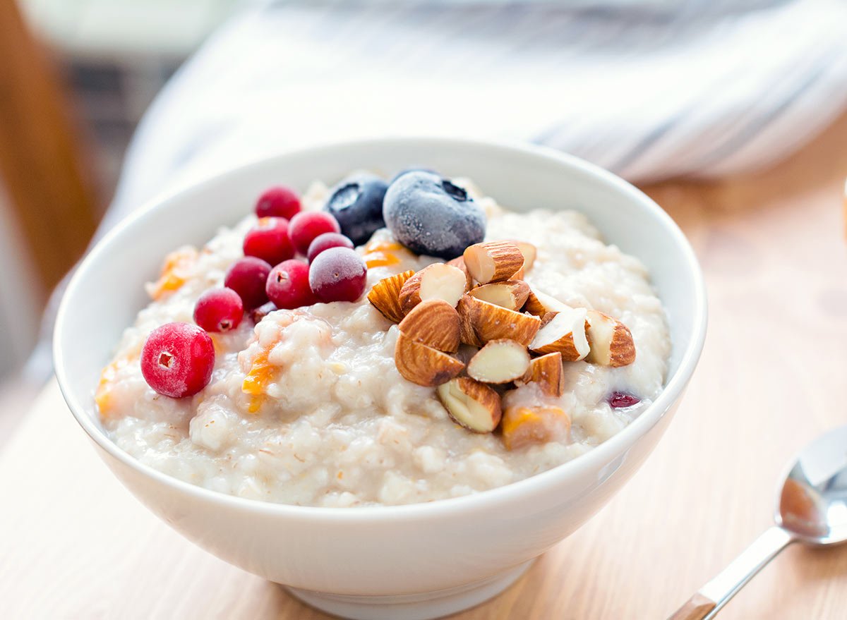 Oatmeal Habits to Help You Shrink Abdominal Fat, Say Dietitians