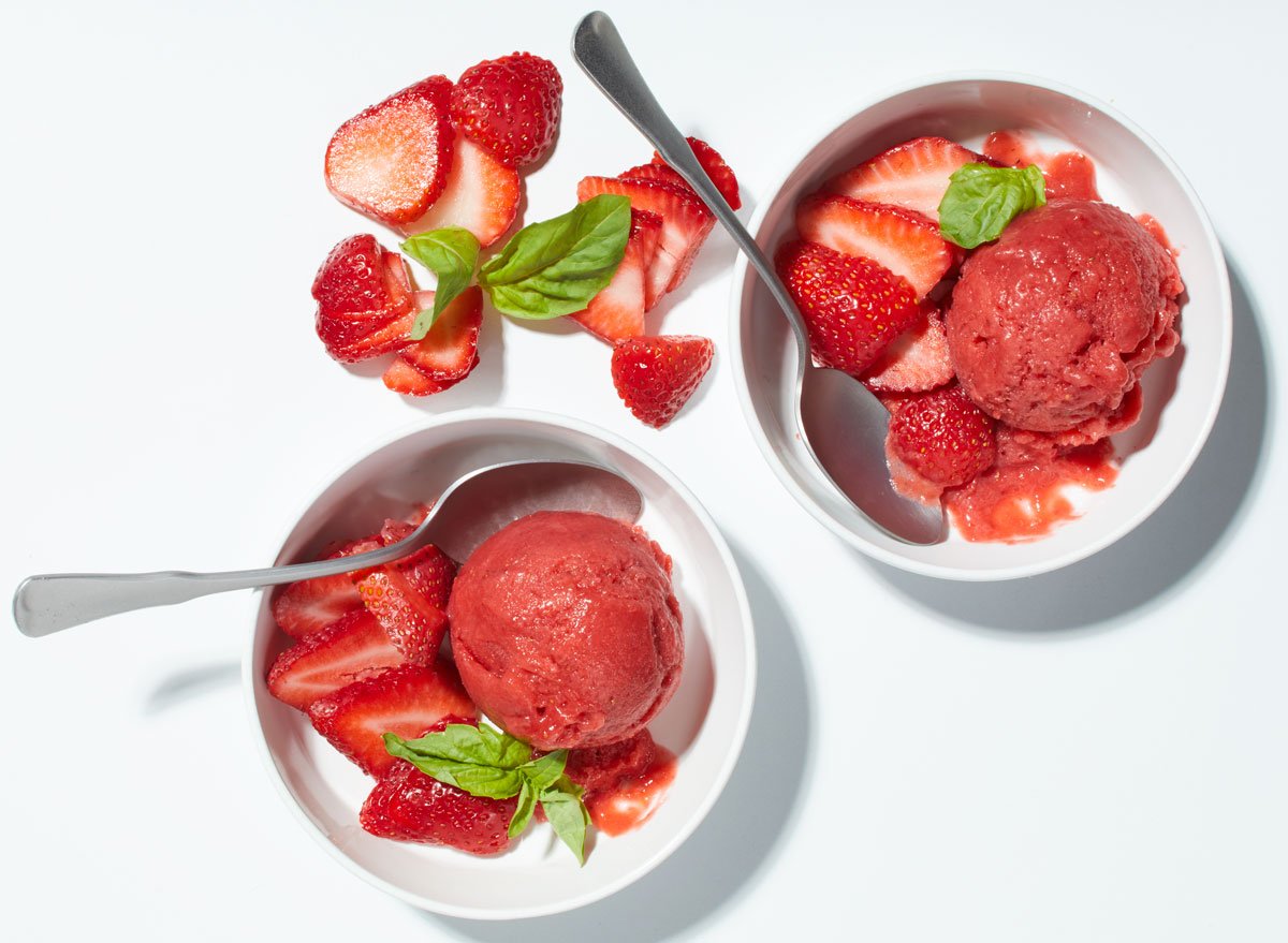 A Light & Low-Calorie Strawberry Rhubarb Ice Recipe