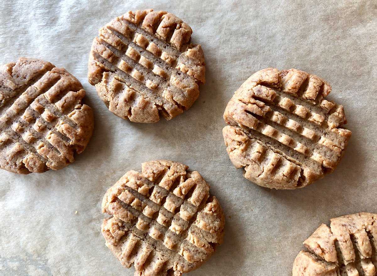 A Can't-Miss Low-Carb Keto Peanut Butter Cookie Recipe