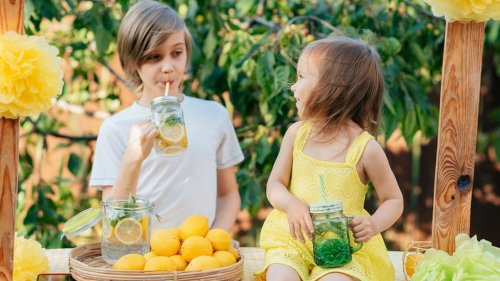 Richtig trinken bei Hitze: So bleiben Baby, Kleinkind und Eltern frisch