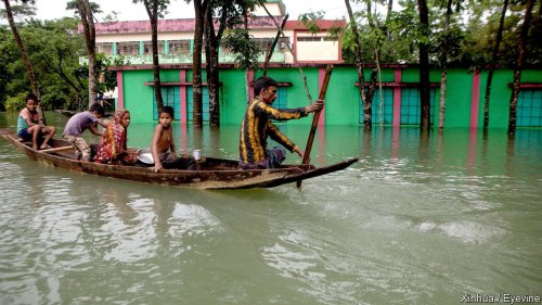 How does Bangladesh cope with extreme floods?