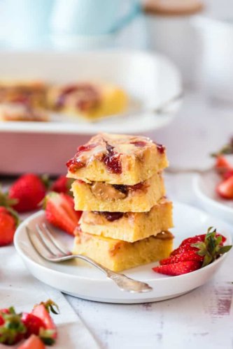 Geniale Ofenpfannkuchen mit Erdbeermarmelade und Erdnussbutter