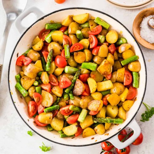 Super leckere & einfache Spargelpfanne mit Tomaten und Kartoffeln - Eine Prise Lecker