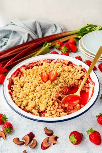Köstliches Rhabarber-Crumble mit Erdbeeren - Eine Prise Lecker