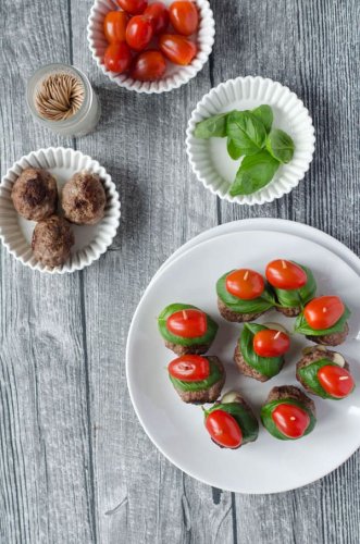 Hackbällchen mit Mozzarella gefüllt – Caprese Art