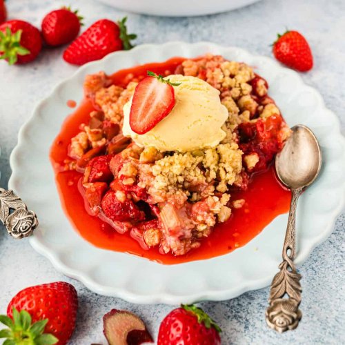 Köstliches Rhabarber-Crumble mit Erdbeeren - Eine Prise Lecker