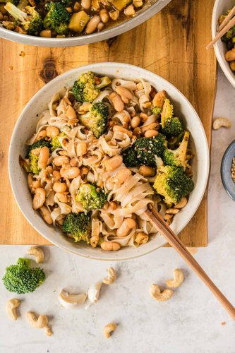 Einfaches One Pot Gericht: Brokkoli-Pfanne mit Sojasauce und Knoblauch - vegan - Eine Prise Lecker