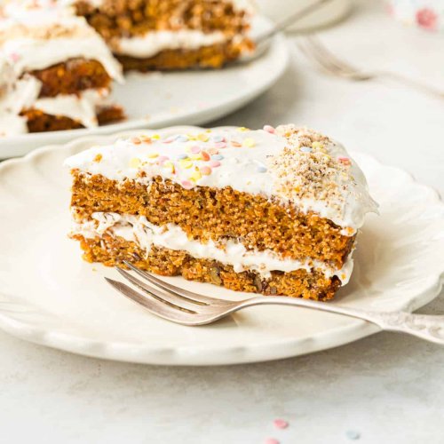 Super saftiger veganer Karottenkuchen mit Frischkäse Frosting - Eine Prise Lecker