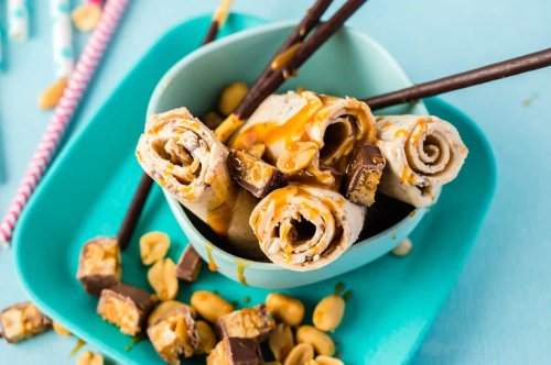 Einfache Ice-Cream-Rolls mit Snickers - zu Hause selbst gemacht!