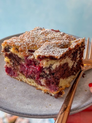 Marmorkuchen mit Kirschen vom Blech – saftig & einfach