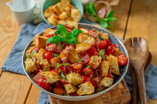Schneller Brotsalat - mediterraner Salat mit Tomaten, Thunfisch und gerösteten Brotcroutons - Einfach Malene