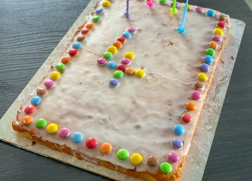 Zitronenkuchen mit Smarties zum Kindergeburtstag backen - Einfach Malene